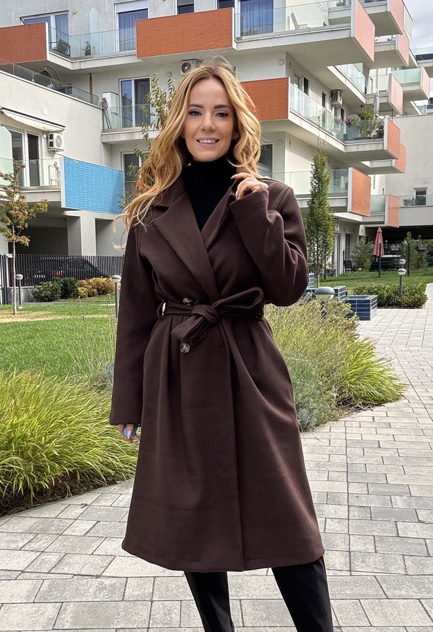 Kendra szövetkabát– Hosszított női szövetkabát étcsokoládé – Innova Fashion